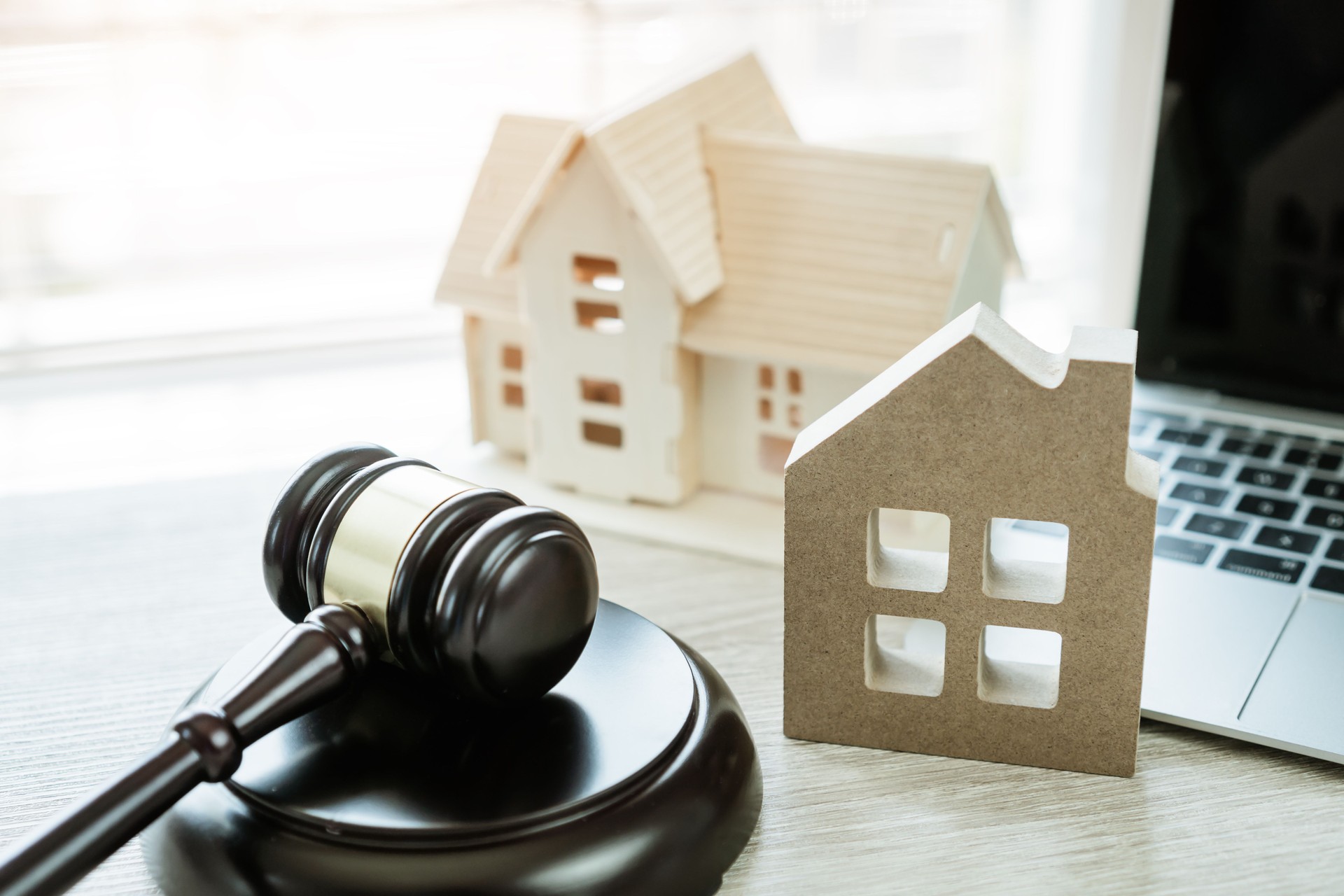 Gavel do juiz/modelo da casa, idéias para a execução duma hipoteca no leilão dos bens imobiliários e em casa de oferecimento. Julgamento do negócio por E-commerce leilões on-line realizada através da Internet. Ação judicial do conflito de não pa