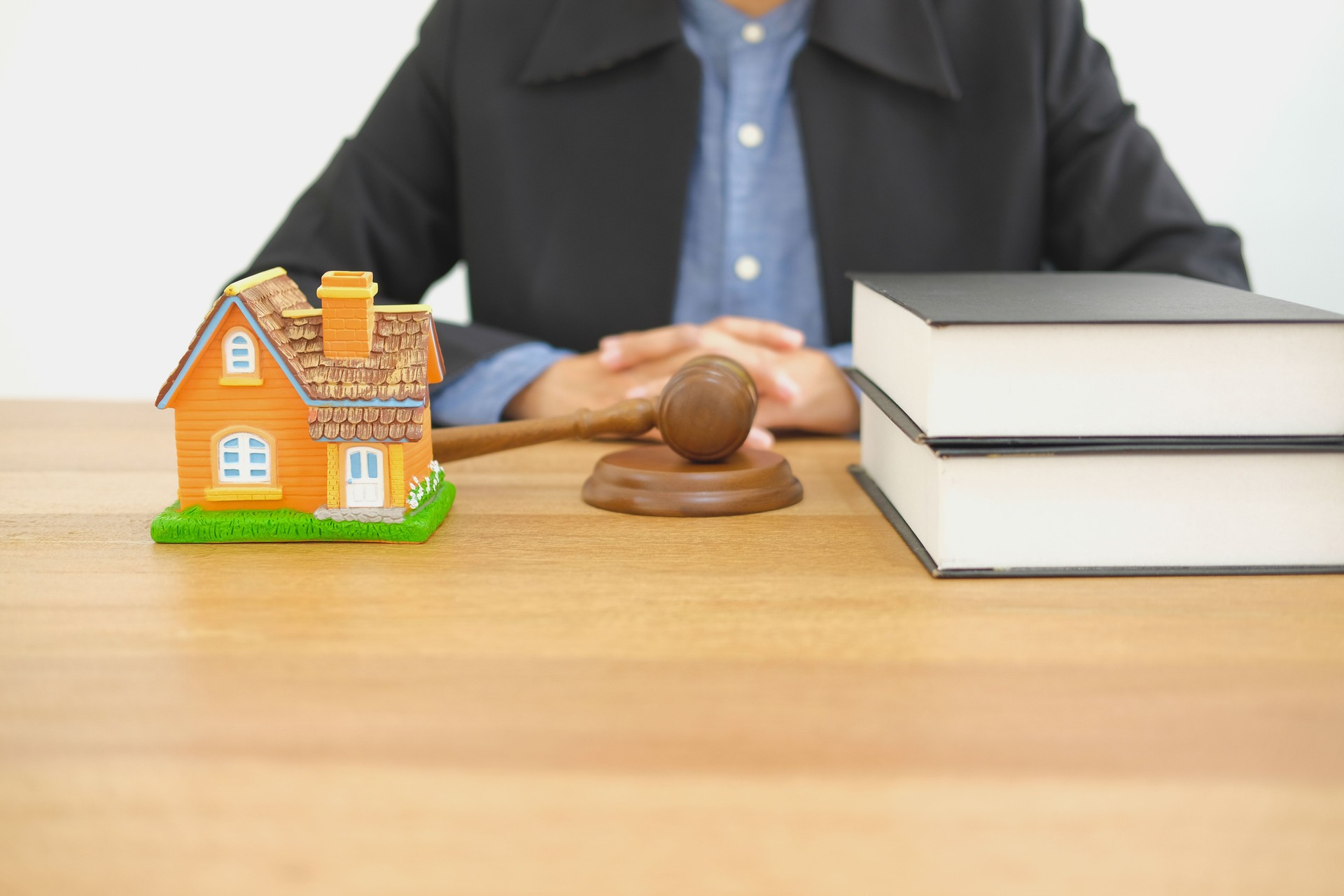 advogado de empresário com lei livro juiz martelo & casa modelo. compra venda aluguel de imóveis