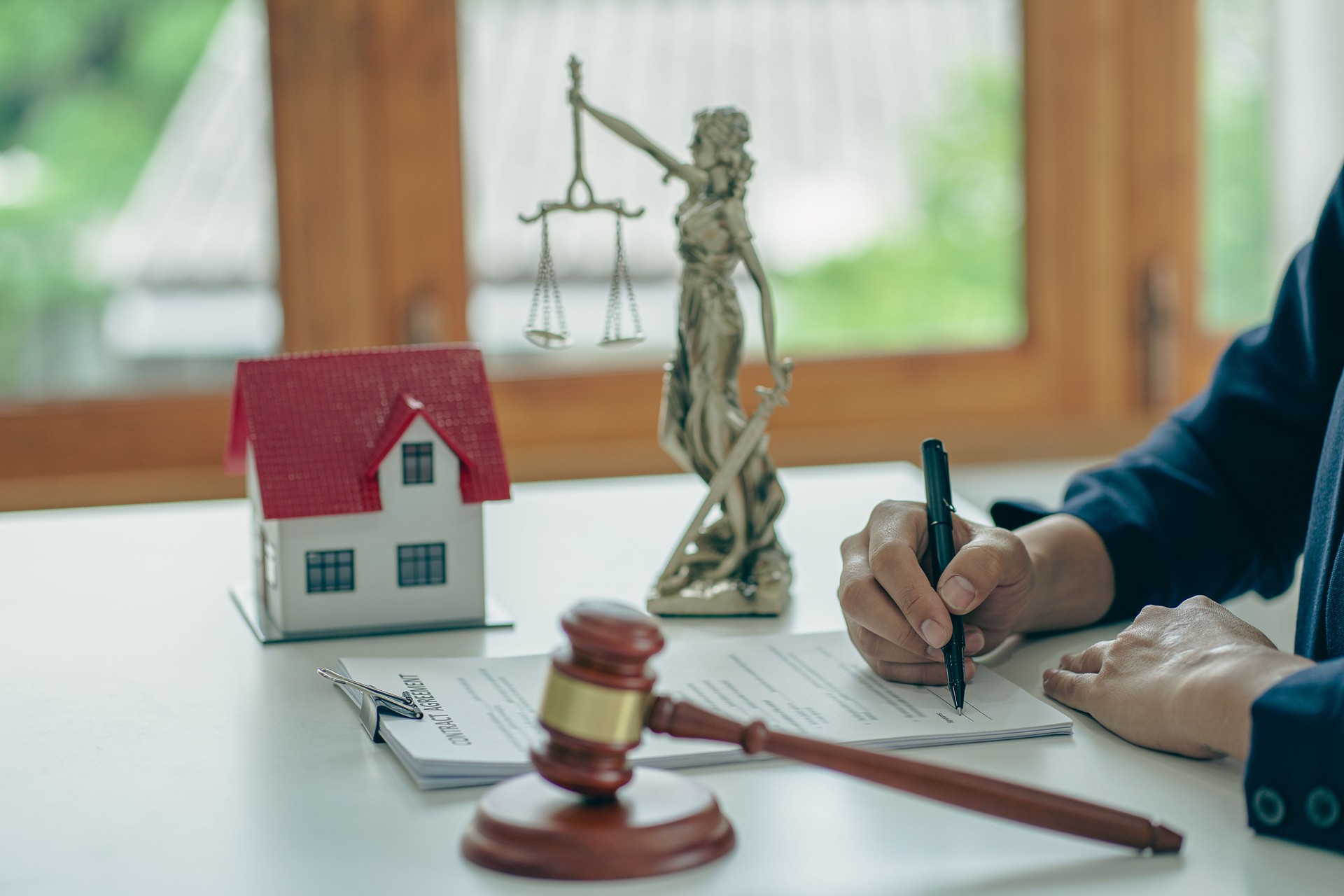 Lei da Gavel, juiz. Representa justiça. leilão de imóveis em Há especialistas para ajudá-lo a tomar decisões dignas de investimento. casa com hipoteca martelo, venda, leilão, negócio, compra