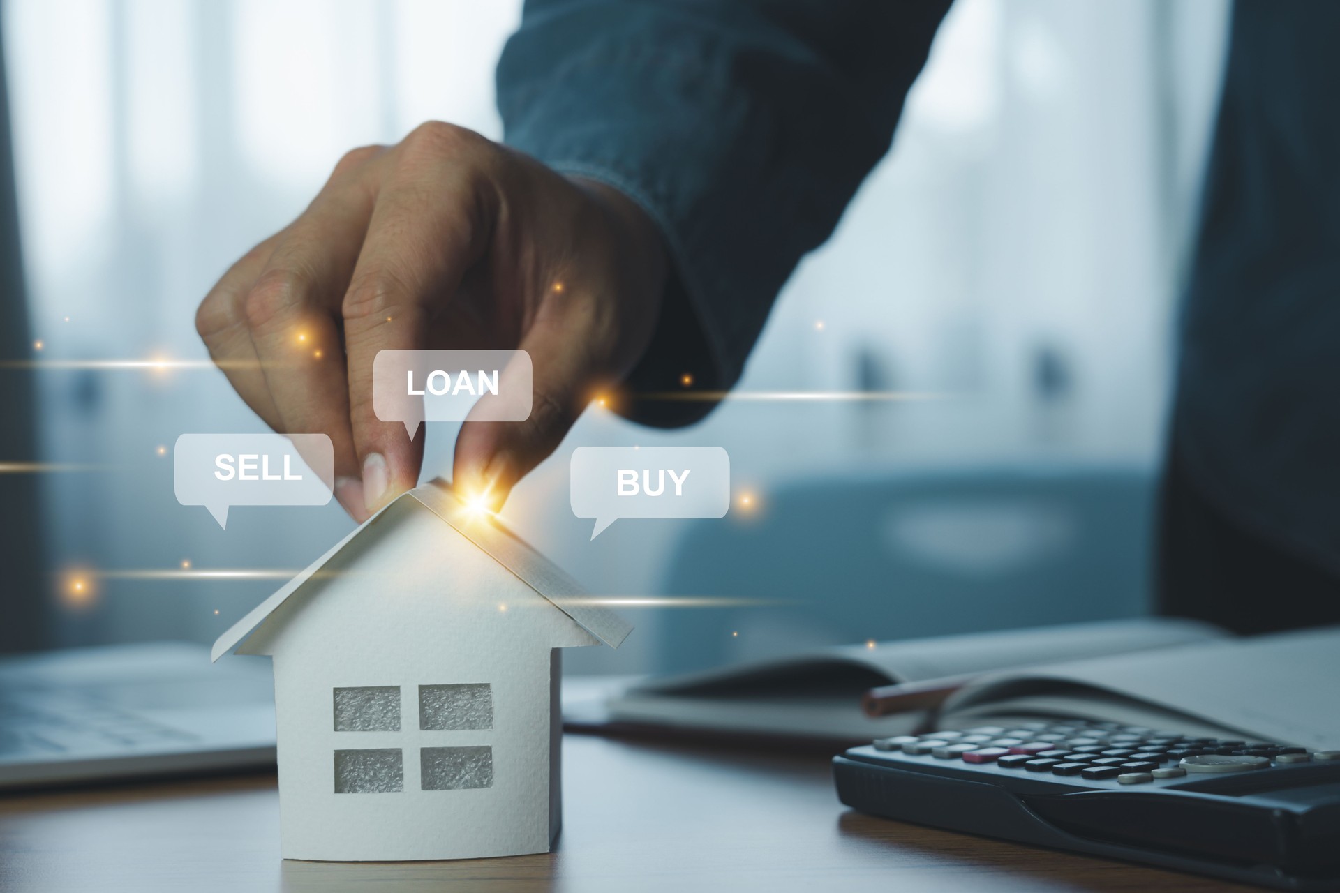 Empresário segurando papel modelo casa com detalhes de mensagem. Investimento imobiliário, oferta de agente hipotecário, empréstimo imobiliário bancário para propriedade habitacional, conceito de seguro empresarial e financeiro.